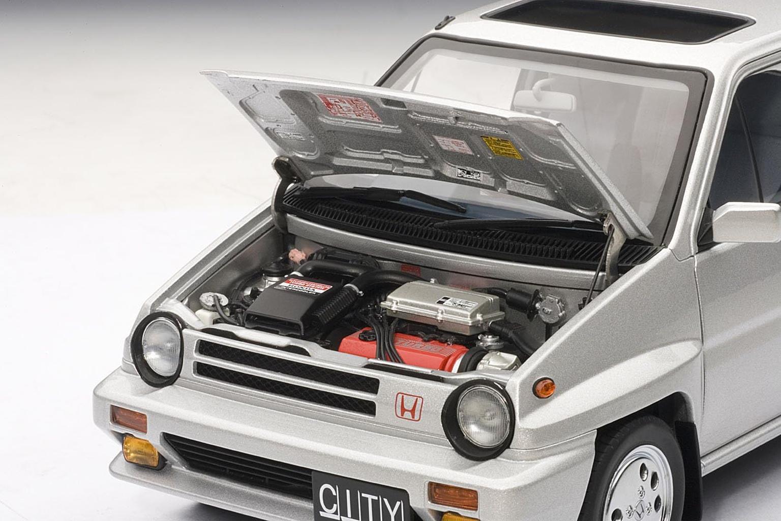 1:18 Honda City Turbo II Silver with Motocompo/Iron Bull Dog in